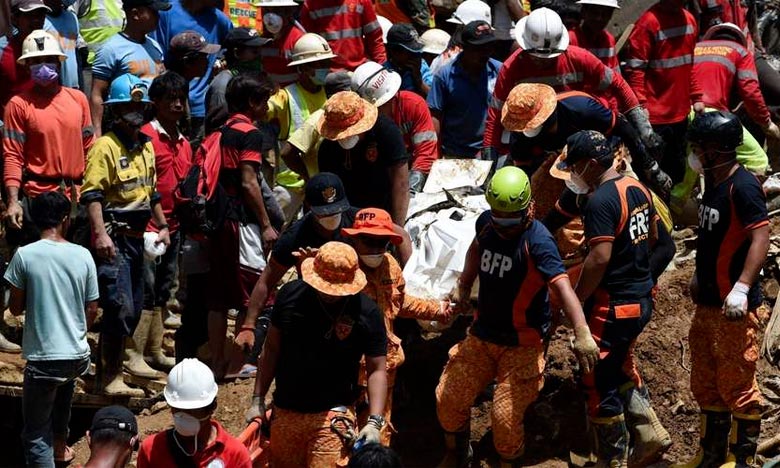 Les sauveteurs tentent retrouver des dizaines de disparus aux Philippines sur le site d'un énorme glissement de terrain après le passage du typhon Mangkhut. Un énorme glissement de terrain, qui s'est produit sur l'île de Luçon, aurait enseveli une quarantaine de personnes. Ph : AFP  