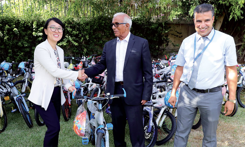 Distribution de vélos à des écoliers  dans la province de Tata  