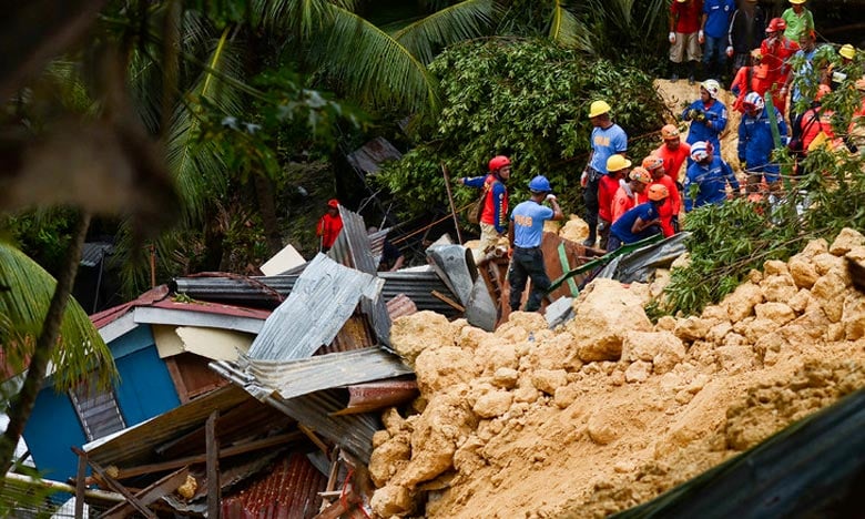 Les sauveteurs étaient à pied d'œuvre jeudi matin pour tenter de retrouver des survivants dans le village de Tina-an, sur l'île touristique de Cebu. Ph :  AFP