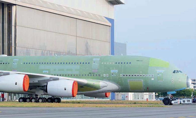 Le premier A380 d'ANA sort de la chaîne d'assemblage final à Toulouse