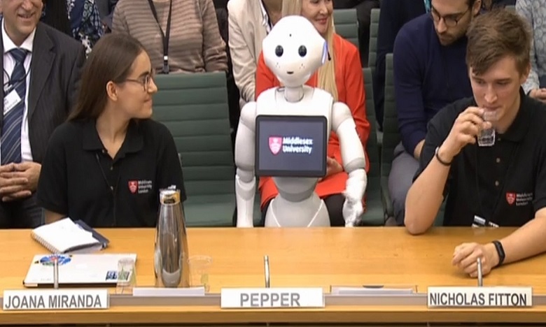 Grande-Bretagne : Quand un robot s'invite au milieu des députés