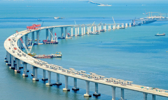 Les premiers passagers ont emprunté le pont maritime le plus long au monde