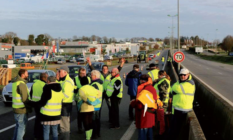 «Gilets jaunes» : mobilisation en baisse  à Paris et dans toute la France