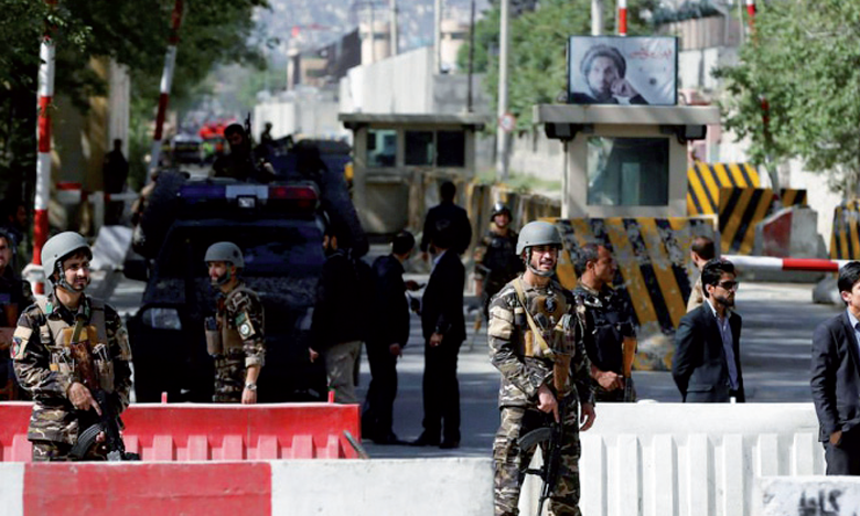 Un attentat-suicide près  de Kaboul fait 12 morts, dont 8 civils
