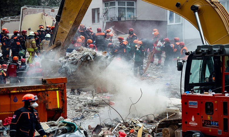 Effondrement d'un immeuble à Istanbul: le bilan grimpe à 10 morts