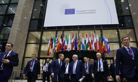 Le président de la Commission européenne, Jean-Claude Juncker (à droite) et le président du Conseil européen, Donald Tusk (à gauche), se rendent dans la salle de conférence de presse après la fin de la première journée du sommet européen du 21 mars 2019, à Bruxelles.  Ph. AFP