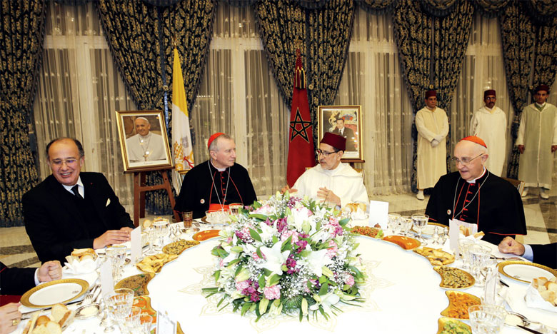 S.M. le Roi offre un dîner officiel  en l’honneur de la délégation accompagnant Sa Sainteté le Pape François