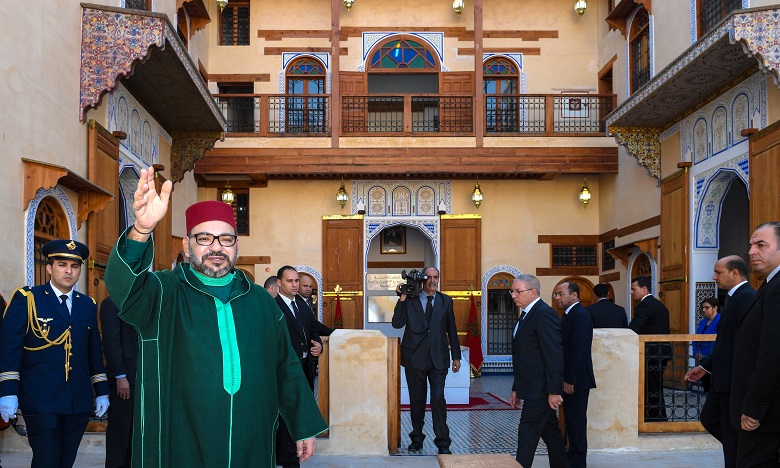 Sa Majesté le Roi Mohammed VI visite plusieurs projets réalisés dans le cadre des programmes de réhabilitation et de mise en valeur de l’ancienne médina de Fès