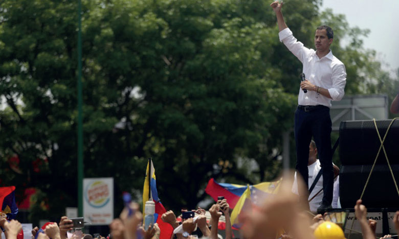 L’opposant Juan Guaido appelle à manifester devant les casernes samedi