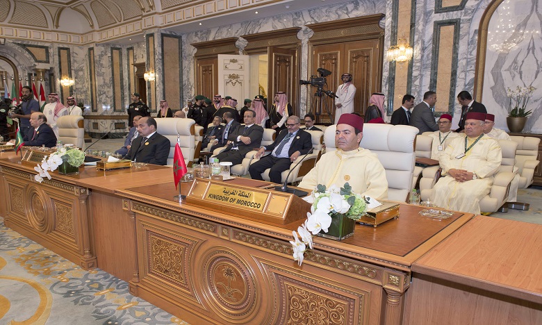 Début des travaux du sommet extraordinaire arabe, en présence de S.A.R. le Prince Moulay Rachid qui représente S.M. le Roi