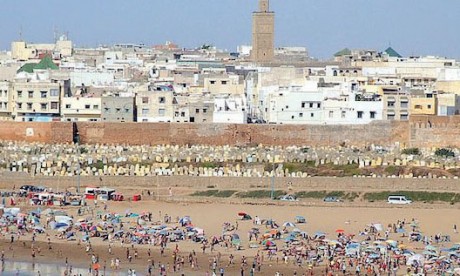 Opération de nettoyage  de la plage à Rabat