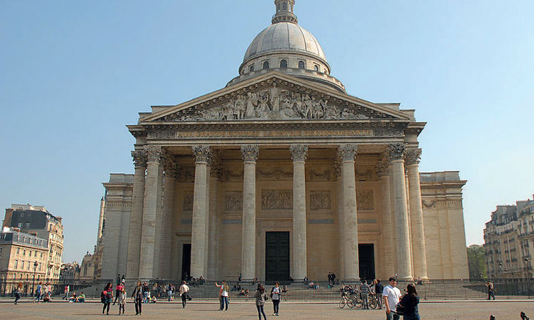 Plusieurs centaines de sans-papiers occupent brièvement le Panthéon