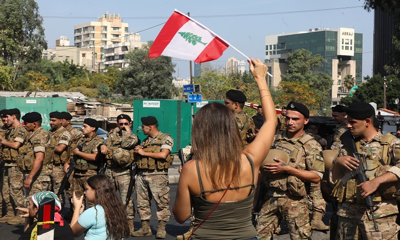 Liban: les manifestants maintiennent la pression en bloquant des routes