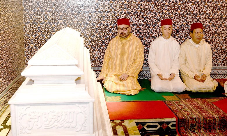 S.M. le Roi préside une veillée religieuse à l'occasion du 21e anniversaire de la disparition de feu S.M. Hassan II