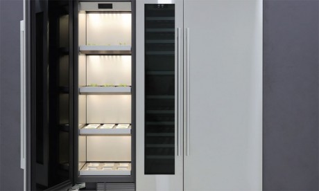 De type armoire, le Column Garden utilise un contrôle avancé de la lumière, de la température et de l’arrosage.