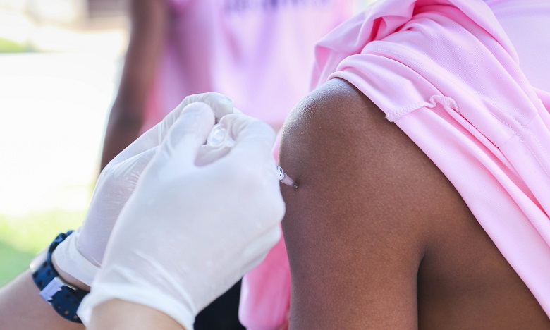 Tester des vaccins en Afrique, les internautes s'indignent 
