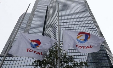 Total annonce de nouveaux objectifs d'économies et de réduction de ses investissements.