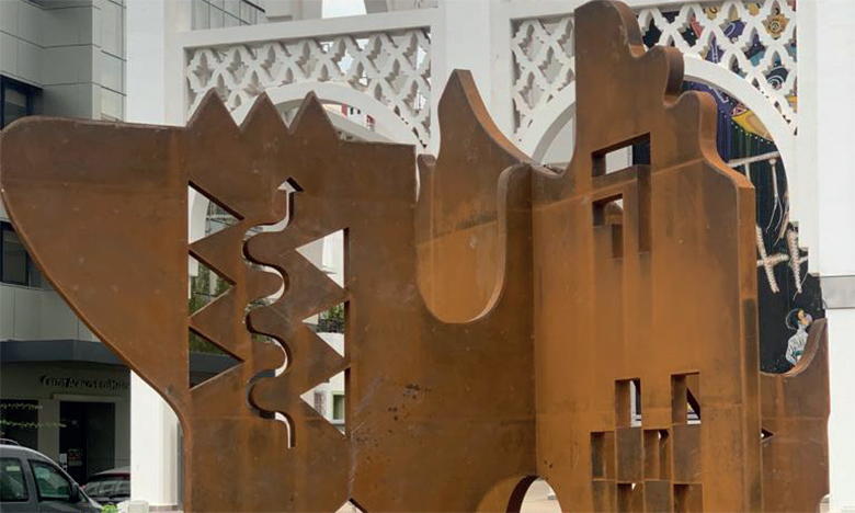 Installation d’une sculpture de Farid Belkahia