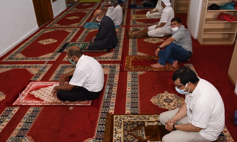 Prière du vendredi : les fidèles reviennent aux mosquées, la prudence est de mise