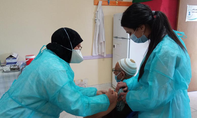 Oujda: Les personnes âgées convergent vers les centres de vaccination anti-Covid-19