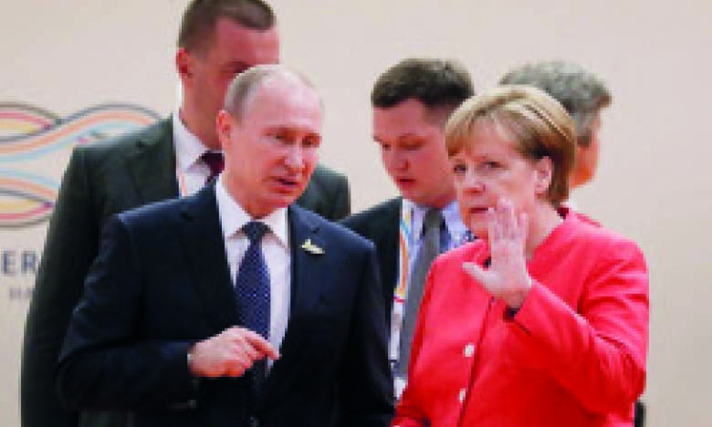 Poutine et Merkel discutent d’une possible  «production conjointe de vaccins»