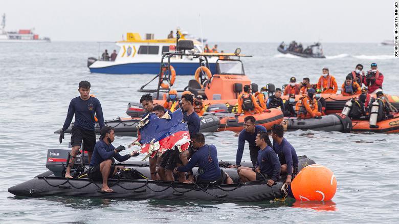 Crash d'avion en Indonésie : 268 plongeurs poursuivent les recherches de la deuxième boîte noire