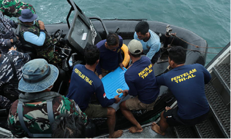 Crash d'avion en Indonésie: Une boîte noire récupérée par les plongeurs