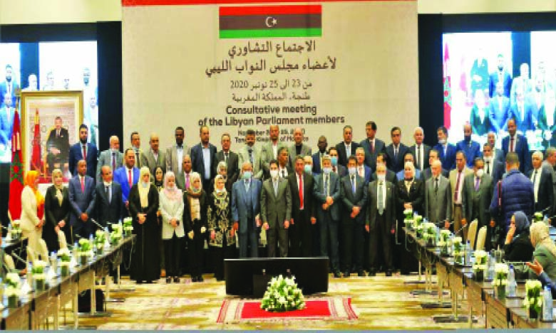 Le ministre des Affaires étrangères, de la coopération africaine et des Marocains résidant à l’étranger, Nasser Bourita (au centre), posant pour une photo-souvenir avec les députés présents à la réunion consultative de la Chambre des représentants libyenne.