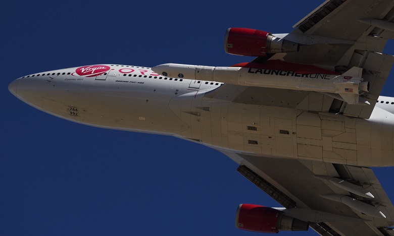 La fusée Virgin Orbit, baptisée LauncherOne, ne décolle pas verticalement, mais est fixée sous l'aile d'un Boeing 747 modifié. Ph. AFP 