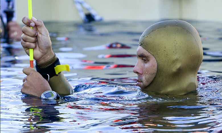 Un Russe plonge sous la glace à 80 mètres de profondeur, un record