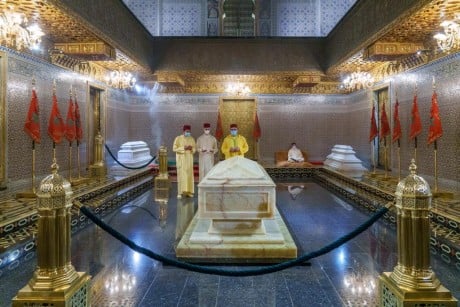 Sa Majesté le Roi Mohammed VI, Amir Al-Mouminine, se recueille sur la tombe de Feu Sa Majesté le Roi Mohammed V