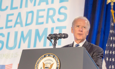 Biden met en garde contre le coût de l’inaction climatique et double les objectifs de son pays