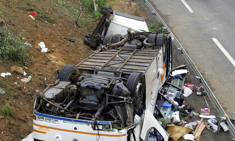 Kénitra: Deux morts et une trentaine de blessés dans le renversement d’un autocar