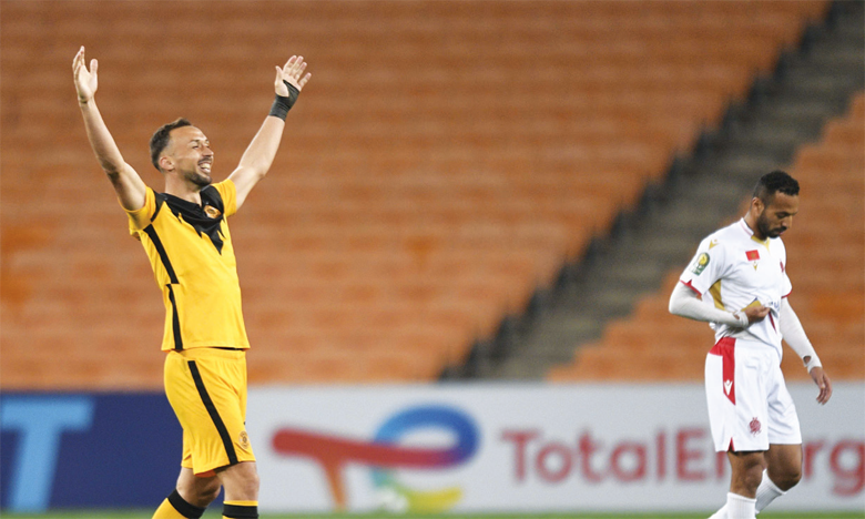 La joie de l’attaquant des Kaizer Chiefs, Samir Nurkovic, unique buteur de la demi-finale face au WAC, contraste avec la déception du milieu de terrain du WAC, Ayoub Skouma.