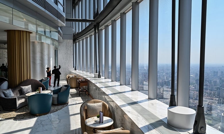 Le plus haut hôtel au monde ouvre ses portes à Shanghai