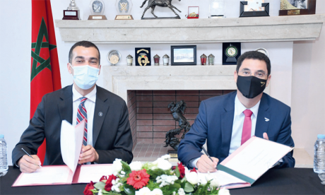 Mohamed Amine Zariat (à gauche), président fondateur de l’organisation Tibu Maroc, et Omar Skalli, directeur général de la Société Royale d’encouragement du cheval, ont signé un accord de partenariat portant sur l’éducation et l’entrepreneuriat des jeunes par le sport. Ph. Saouri