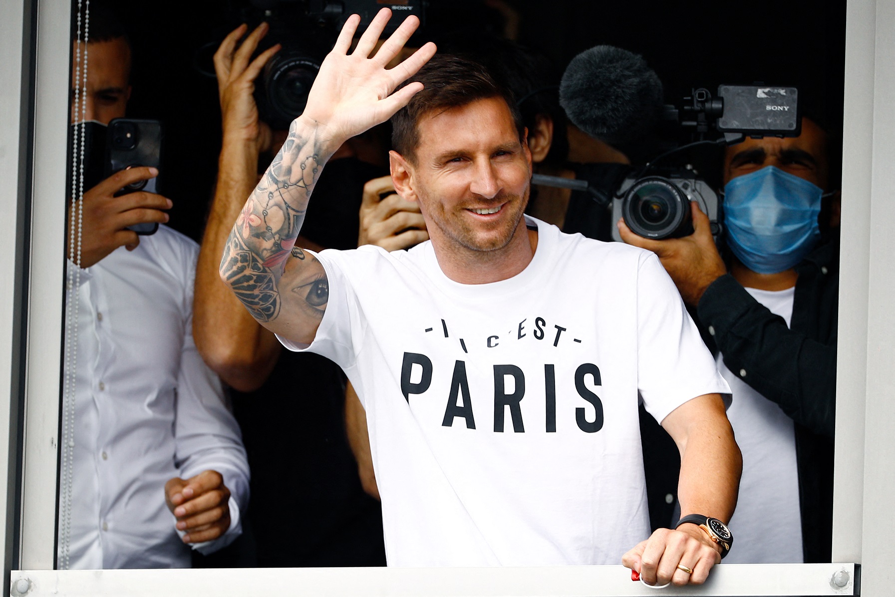 Arrivé à Paris, Messi acclamé par les supporters
