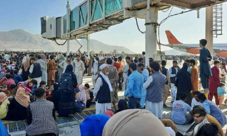 Une marée humaine s’est précipitée vers ce qui est la seule porte de sortie de l’Afghanistan, l’aéroport de Kaboul, pour tenter d’échapper au nouveau régime de retour au pouvoir après 20 ans de guerre. Ph. AFP