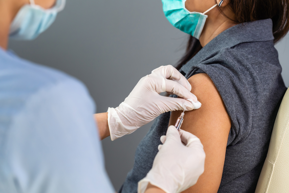 Vaccin anti-Covid: la 3e dose pour tous n'est pas justifiée, selon des experts de l'OMS