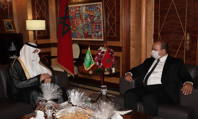 Le président de la deuxième chambre, Naam Miyara, (à droite) s'entretenant avec l'ambassadeur de l'Arabie Saoudite au Maroc, Abdullah bin Saad Al Ghurairi. Ph. MAP