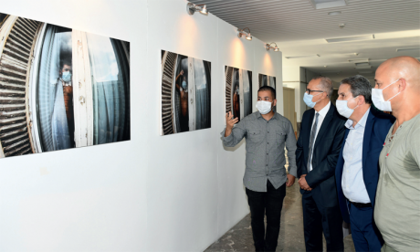 Le Hall du Théâtre national Mohammed V accueille des photos  de Hamza Mehimdate