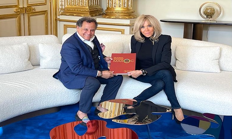 Mehdi Qotbi remet à Mme Macron le catalogue-livre de l’exposition Eugène Delacroix organisée au MMVI de Rabat