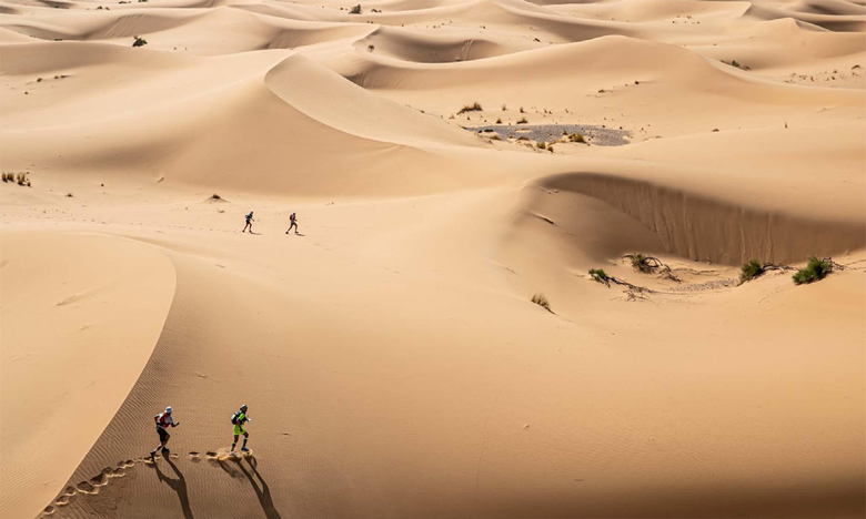 La quatrième étape est la plus longue et compte notamment une vingtaine de kilomètres dans les dunes.