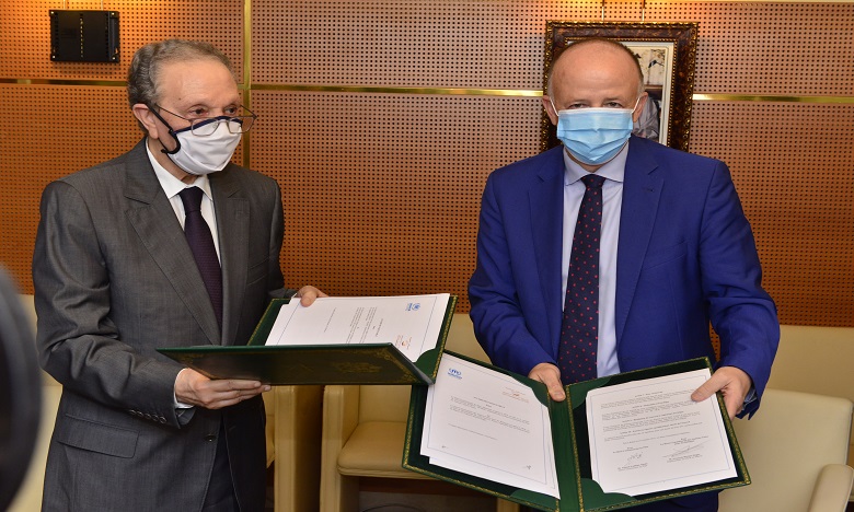 L'accord a été signé par par le Haut Commissaire au Plan, Ahmed Lahlimi Alami (à gauche), et le représentant résident de l'UNHCR, François Reybet-Degat. Ph. DR