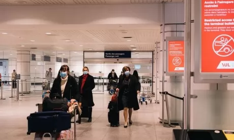 Omicron : les interdictions de voyager ne vont pas empêcher sa propagation, affirme l'OMS