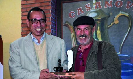 Abdelkrim Jouiti recevant le trophée du café culturel des mains de Saïd Yaqtine.