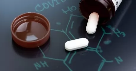 Traitement anti-Covid : l’EMA approuve la pilule de Merck et entame l’examen de celle de Pfizer