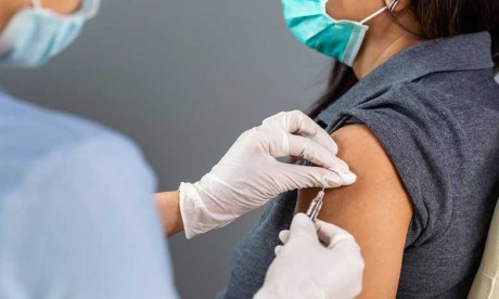 Vacances et ralentissement de la vaccination :  le lien de causalité n’est pas établi