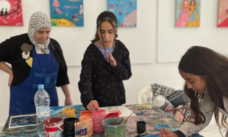 L’artiste Kawtar Echrigui en atelier avec ses élèves.