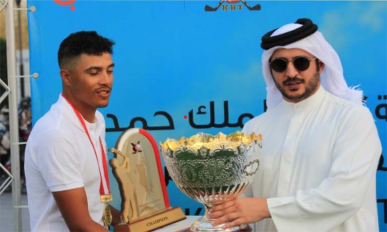 Ahmed Marjan recevant son trophée après sa victoire éclatante au King Hamad Trophy de golf.